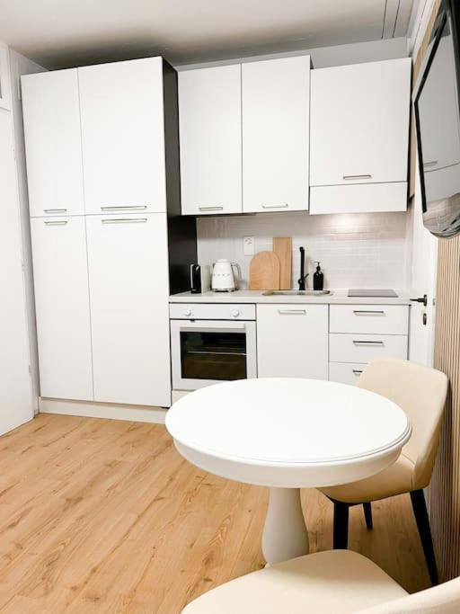 Bright Tiny Studio - Shared Pool & Sauna - Free Parking - Air Condition Muralto Exterior foto
